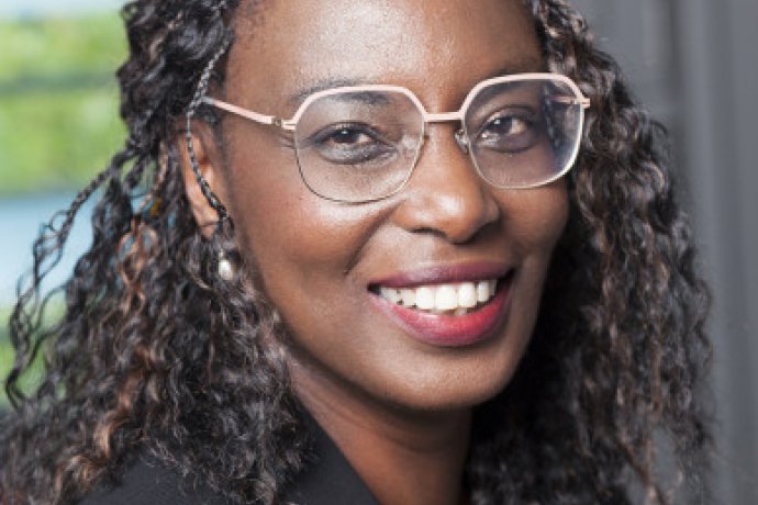 Yvonne Adhiambo Owuor en entretien avec Michael Götting le 31 mai à la Daadgalerie à Berlin. Yvonne Adhiambo Owuor en entretien avec Michael Götting le 31 mai à la Daadgalerie à Berlin.