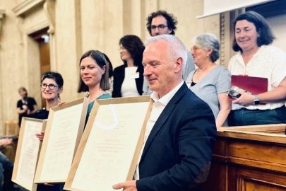 les cadres avec les lois sont remises aux trois députés